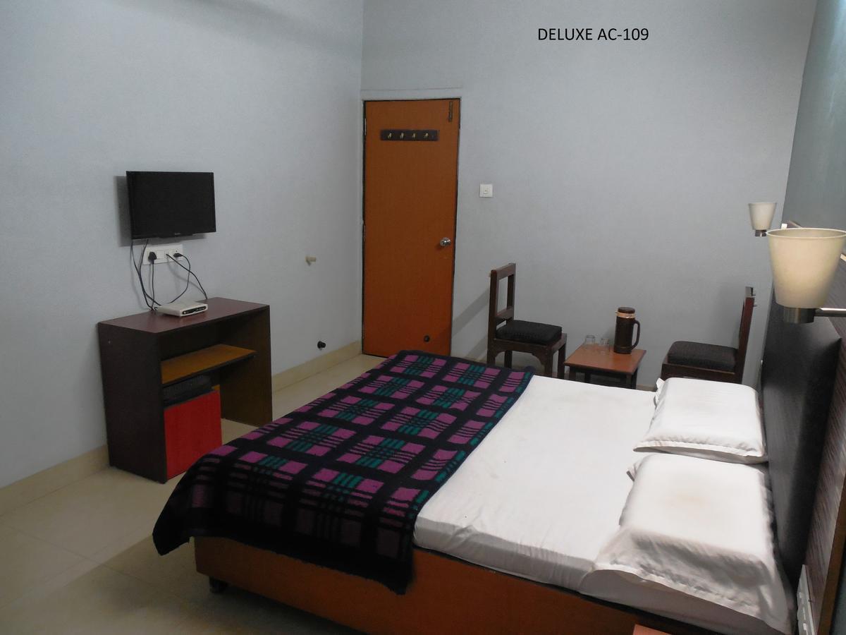 Hotel Silver Springs Ahmedabad Exterior photo