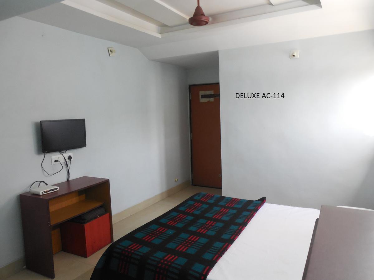 Hotel Silver Springs Ahmedabad Exterior photo